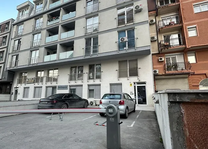 Centre Near Zoo With Private Parking Apartment Skopje
